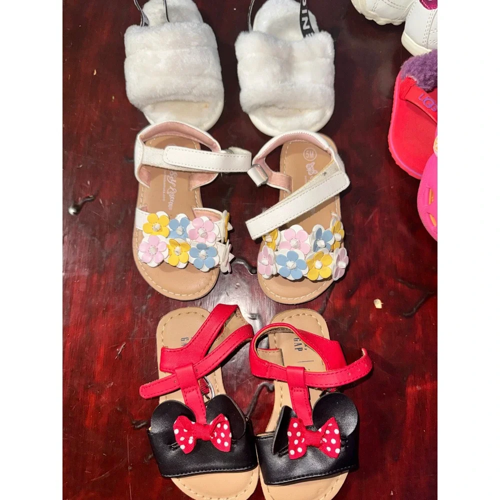 3 pairs of sandals  size (5)